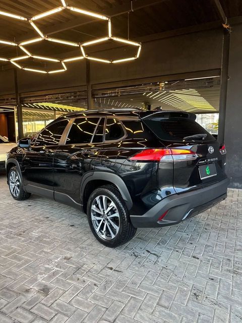 Toyota Corolla Cross na cor preta, vista traseira em três quartos (foto 6 de 15)