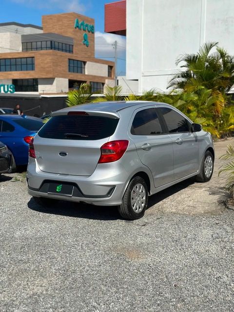 Ford Ka na cor prata, vista traseira em três quartos (foto 6 de 14)