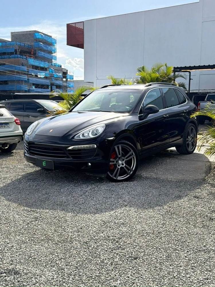 Porsche Cayenne na cor preta, vista dianteira em três quartos