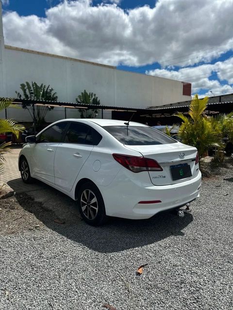 Hyundai HB20S na cor branca, vista traseira em três quartos (foto 6 de 14)