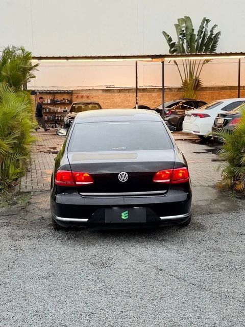 Volkswagen Passat na cor preta, vista de trás