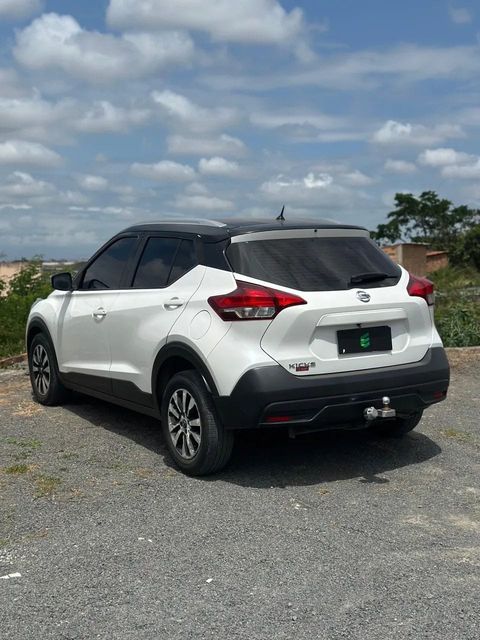 Nissan Kicks na cor branca, vista traseira em três quartos (foto 6 de 14)