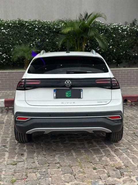 Volkswagen Nivus na cor branca, vista de trás