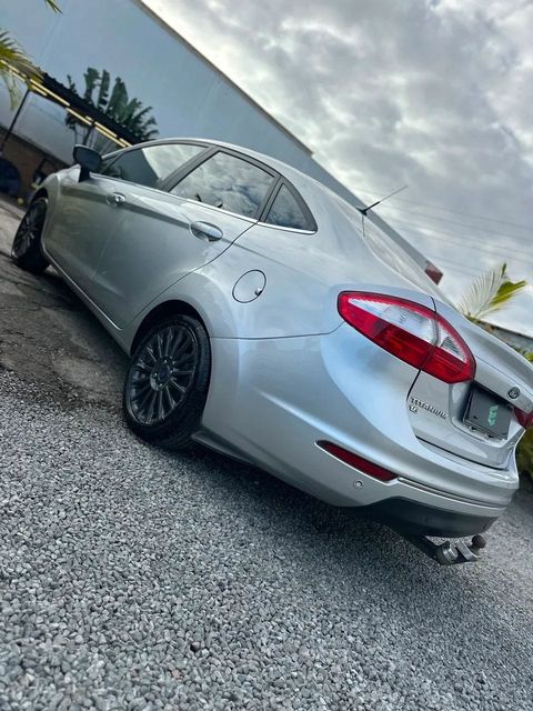 Ford Fiesta Sedan na cor prata, vista traseira em três quartos (foto 4 de 17)