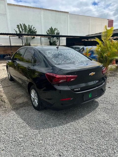 Chevrolet Onix Plus na cor preta, vista traseira em três quartos (foto 6 de 14)