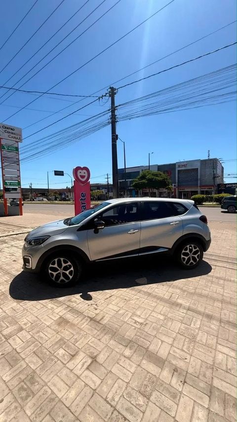 Renault Captur na cor prata, vista lateral (foto 10 de 19)
