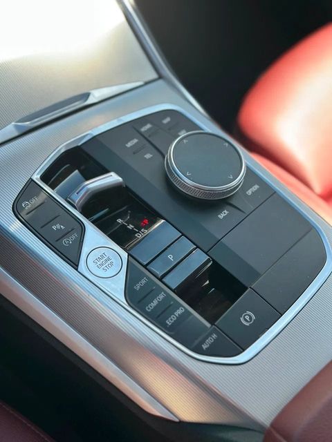 BMW 320i, console central e alavanca de câmbio