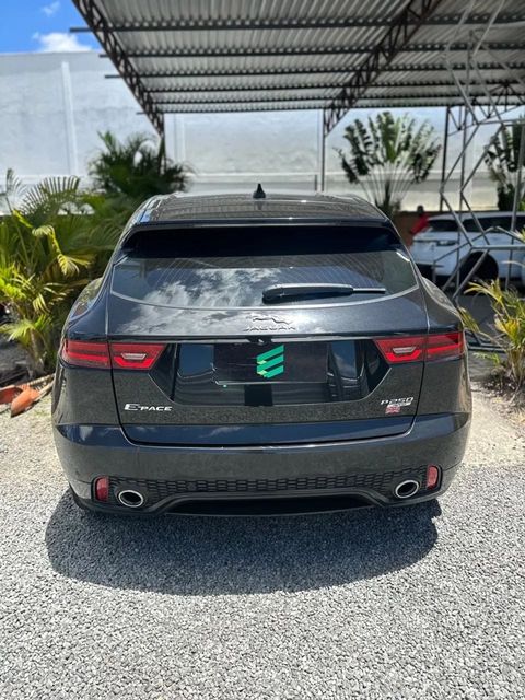 Jaguar E-Pace na cor preta, vista de trás