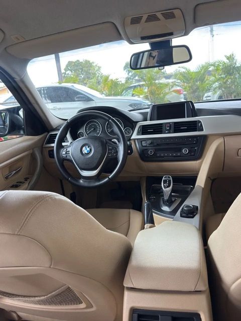BMW 320i, painel e volante (foto 16 de 17)