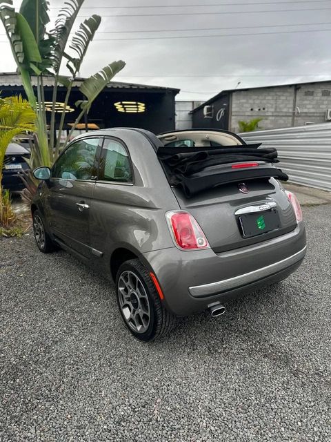 Fiat 500 na cor cinza, vista traseira em três quartos (foto 3 de 17)
