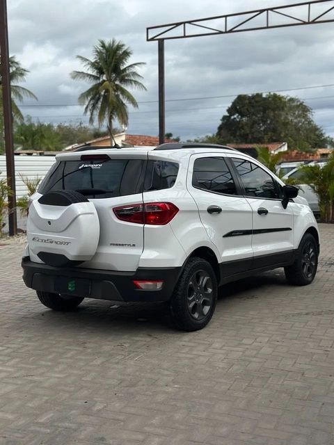 Ford EcoSport na cor branca, vista traseira em três quartos (foto 6 de 14)