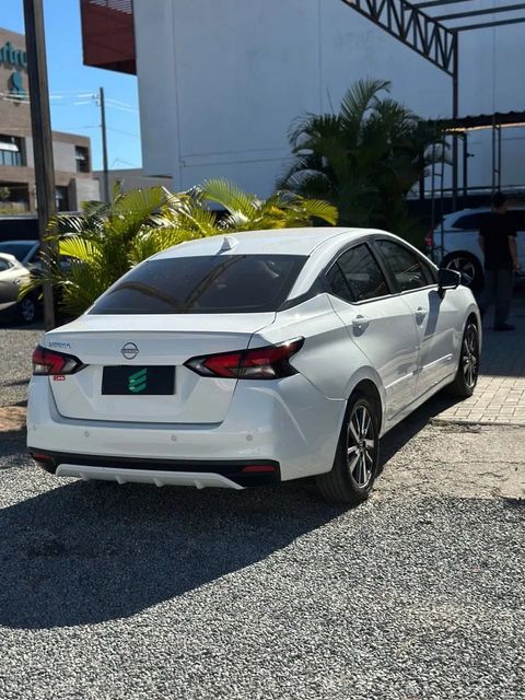 Nissan Versa na cor branca, vista traseira em três quartos (foto 6 de 14)
