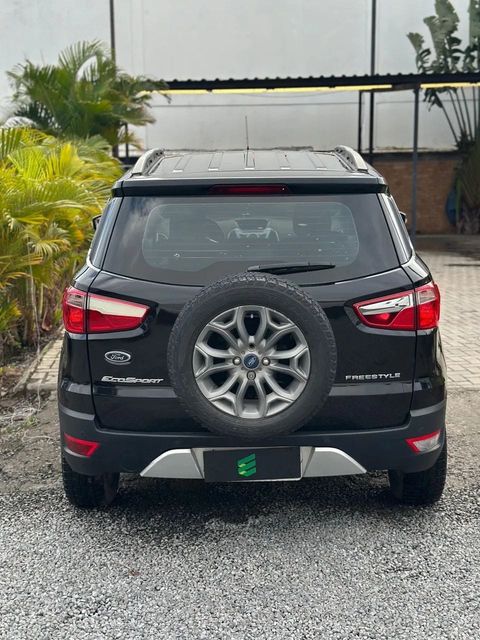 Ford EcoSport na cor preta, vista de trás