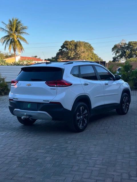 Chevrolet Tracker na cor branca, vista traseira em três quartos (foto 6 de 14)