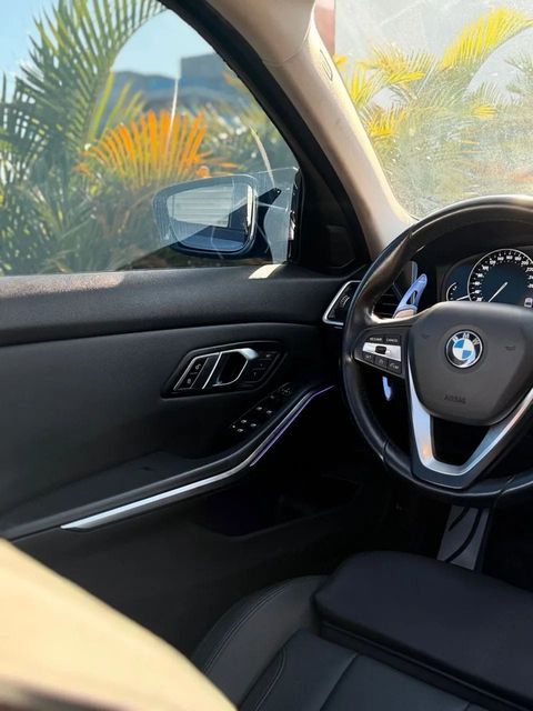 BMW 330i, volante e quadro de instrumentos