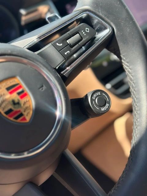 Porsche Macan, volante e quadro de instrumentos