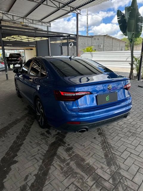 Volkswagen Jetta na cor azul, vista traseira em três quartos (foto 5 de 15)