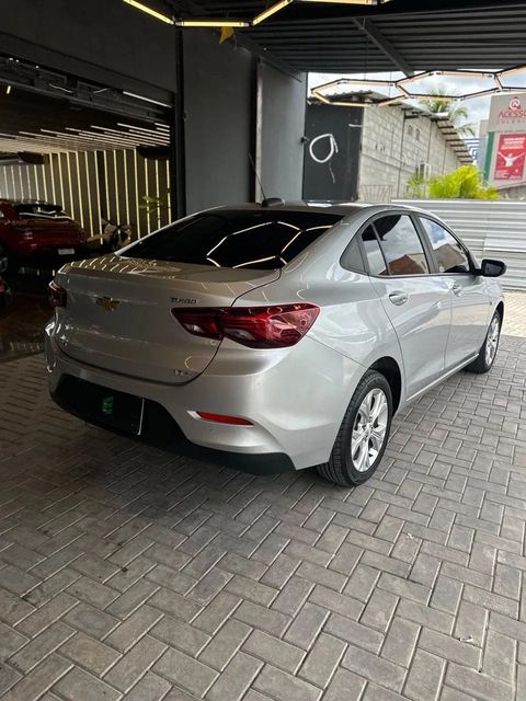 Chevrolet Onix Plus na cor prata, vista traseira em três quartos (foto 6 de 14)