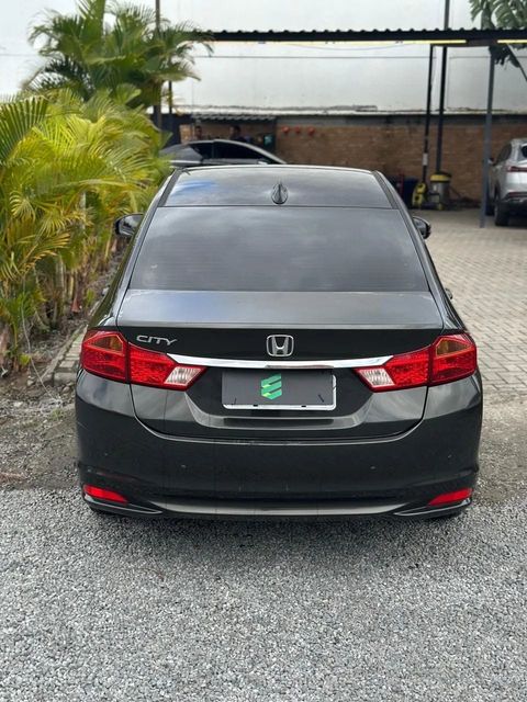 Honda City na cor cinza-escuro, vista de trás