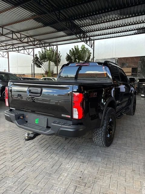 Chevrolet S10 na cor preta, vista traseira em três quartos (foto 6 de 15)