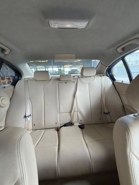BMW 320i, bancos traseiros (foto 17 de 17)