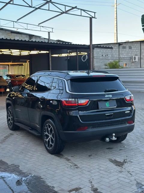 Jeep Compass na cor preta, vista traseira em três quartos (foto 5 de 16)