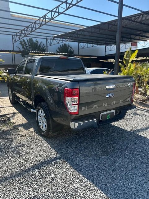Ford Ranger na cor cinza, vista traseira em três quartos (foto 6 de 15)