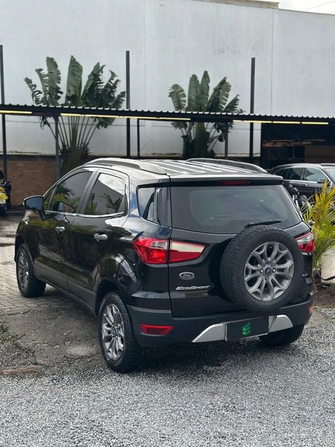 Ford EcoSport na cor preta, vista traseira em três quartos (foto 5 de 16)