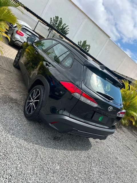 Toyota Corolla Cross na cor preta, vista traseira em três quartos (foto 5 de 15)