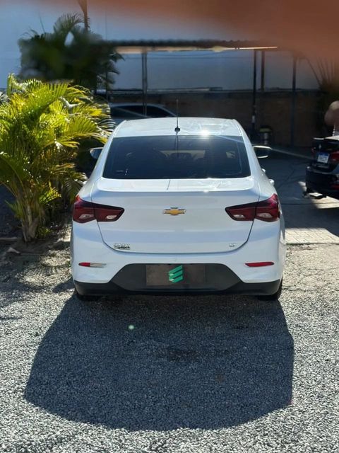 Chevrolet Onix Plus na cor branca, vista de trás