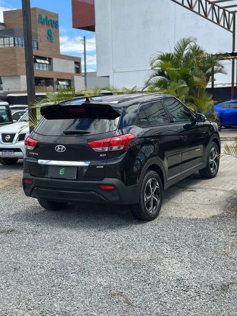 Hyundai Creta na cor preta, vista traseira em três quartos (foto 6 de 15)