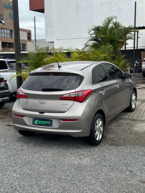 Hyundai HB20 na cor prata, vista traseira em três quartos (foto 7 de 15)