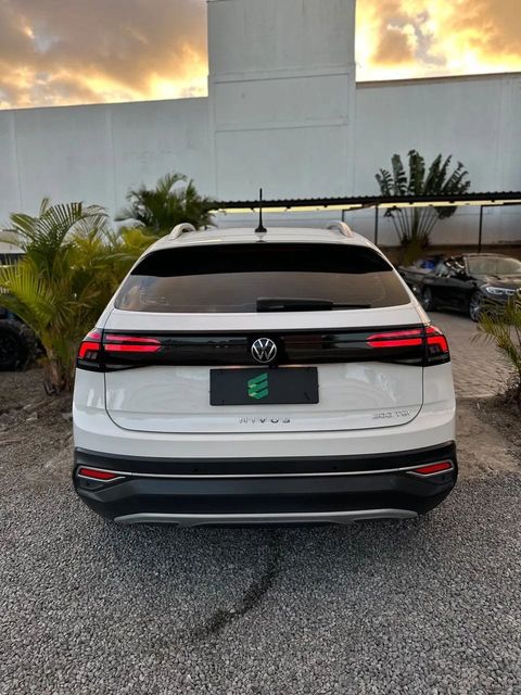 Volkswagen Nivus na cor branca, vista de trás