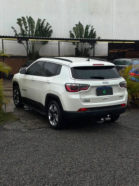 Jeep Compass na cor branca, vista traseira em três quartos (foto 5 de 16)