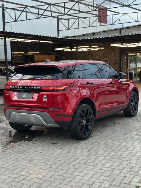Land Rover Range Rover Evoque na cor vermelha, vista traseira em três quartos (foto 5 de 16)