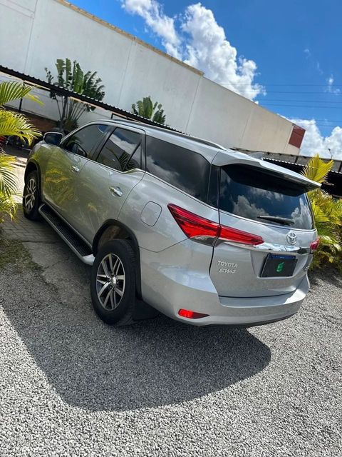Toyota Hilux SW4 na cor prata, vista traseira em três quartos (foto 4 de 18)