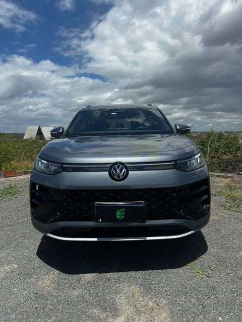 Volkswagen Tiguan na cor prata, vista de frente