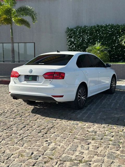 Volkswagen Jetta na cor branca, vista traseira em três quartos (foto 6 de 15)
