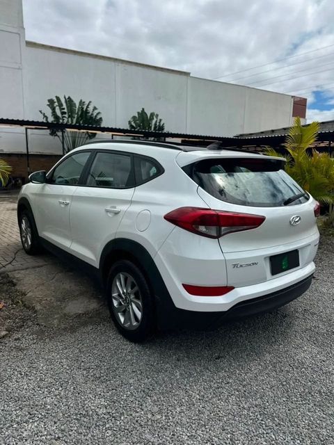 Hyundai Tucson na cor branca, vista traseira em três quartos (foto 5 de 16)