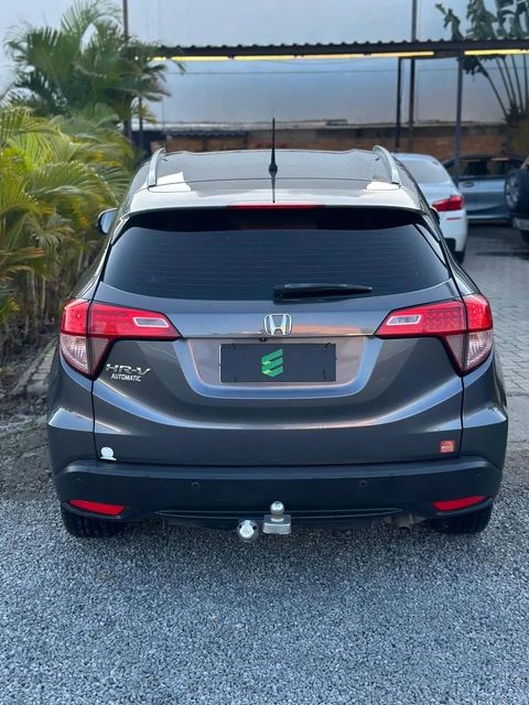 Honda HR-V na cor cinza, vista de trás