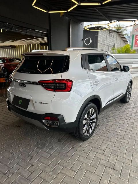 Chery Tiggo 5X na cor branca, vista traseira em três quartos (foto 5 de 16)