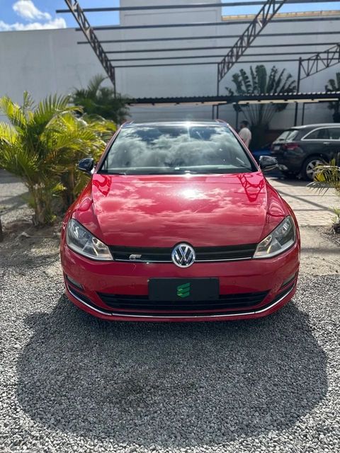 Volkswagen Golf na cor vermelha, vista de frente