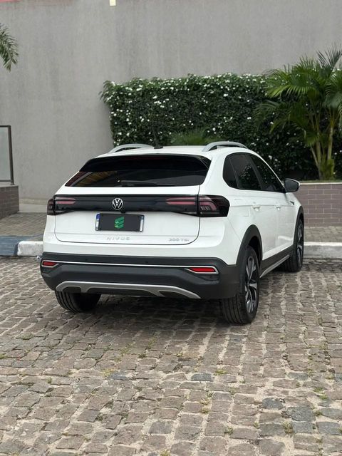 Volkswagen Nivus na cor branca, vista traseira em três quartos (foto 6 de 15)