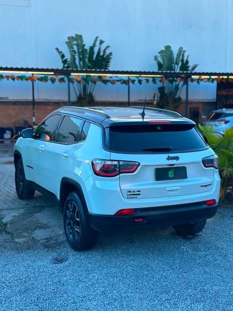 Jeep Compass na cor branca, vista traseira em três quartos (foto 6 de 17)