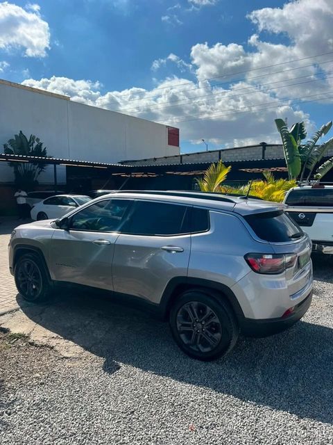 Jeep Compass na cor prata, vista lateral (foto 6 de 18)