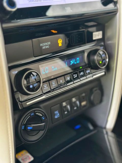 Toyota Hilux SW4, central multimídia e comandos do painel