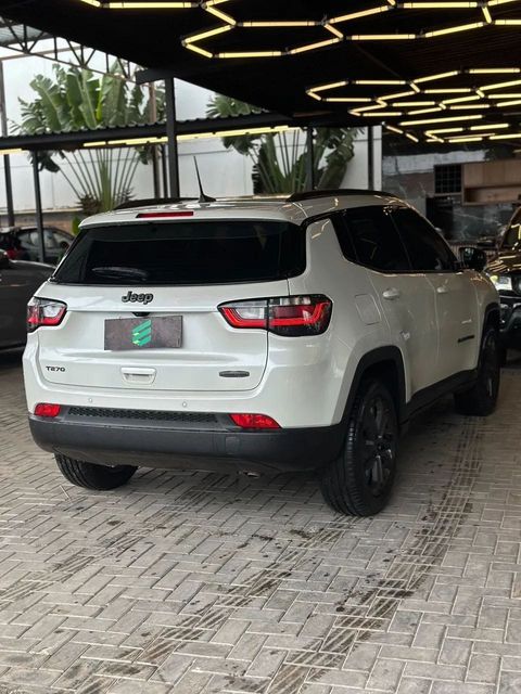 Jeep Compass na cor branca, vista traseira em três quartos (foto 6 de 15)