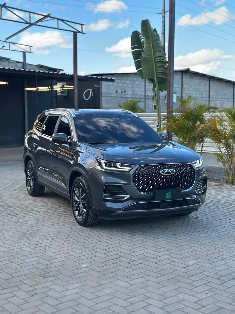Chery Tiggo 8 na cor cinza, vista dianteira em três quartos