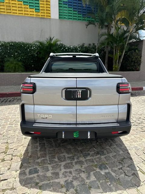 Fiat Toro na cor prata, vista de trás