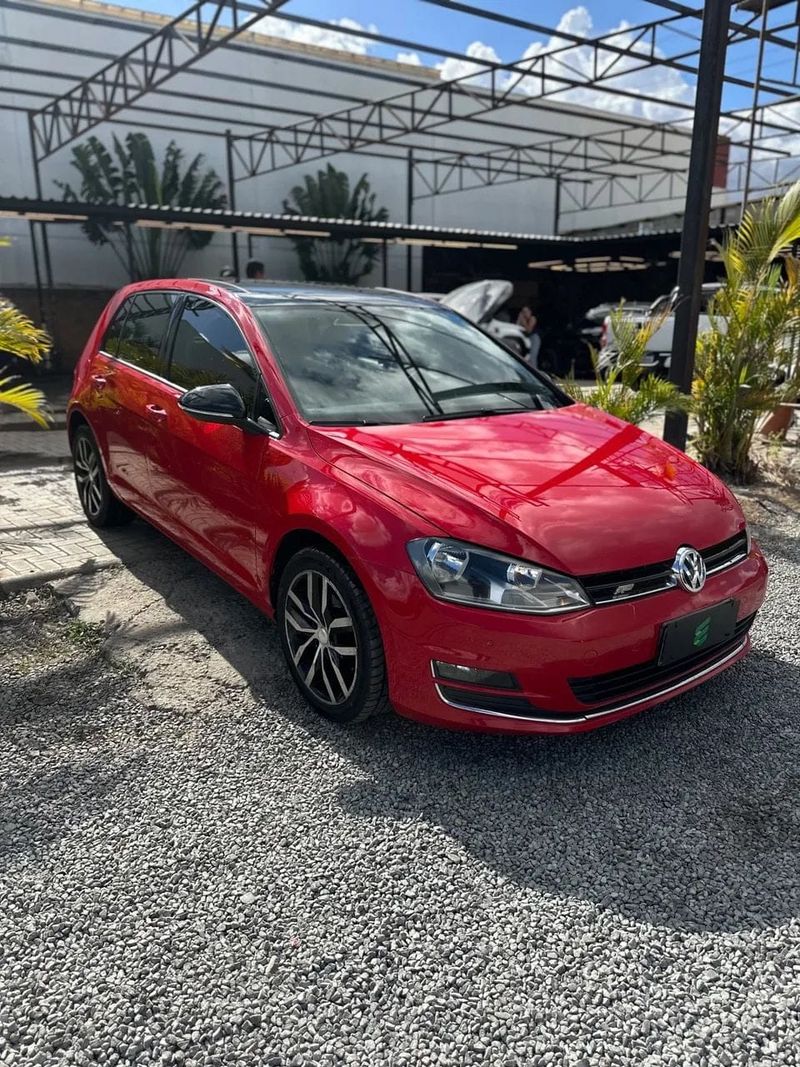 Volkswagen Golf na cor vermelha, vista dianteira em três quartos